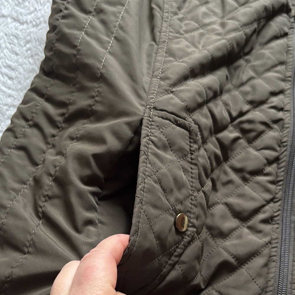 Active USA Quilted Army Green Vest with Sherpa Collar and Interior - Picture 3 of 9